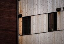 Anyaghasználat homlokzaton Faburkolatos panelekkel és ablakokkal tagolt modern homlokzat
