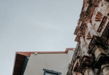 Történelmi épületek felújítása modern szemlélettel Történelmi épület alsó szögből, klasszikus oszlopokkal